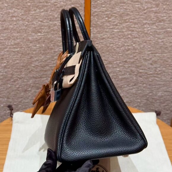 Classic Hermes Bag: A Stylish and Versatile Choice for Elegance - Picture 3 of 6